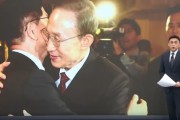 潜江李明博、朴槿惠给金文洙打气 鼓励其争取赢得韩国大选