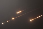 潜江伊朗以导弹齐射回应以色列的大规模袭击