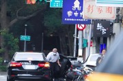 潜江台当局这个单位的公车，给了狗了