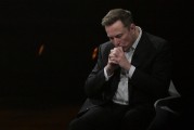 潜江特斯拉股价收涨超3%：特朗普无意沟通，马斯克父亲劝儿子低头